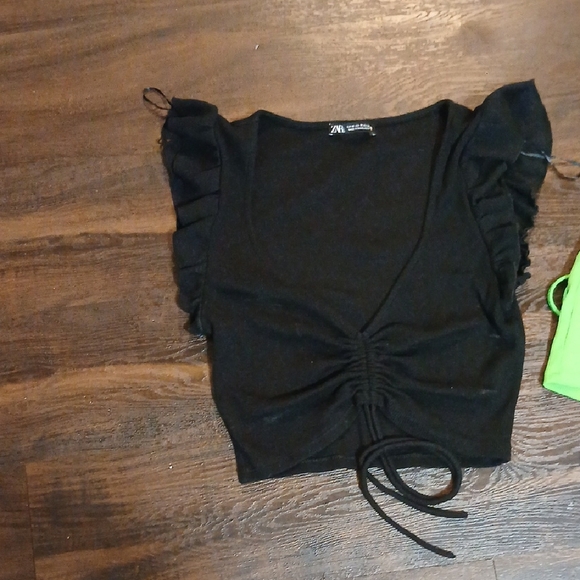 Zara Black and‎ Green Crop Top with Chic Appeal - Picture 3 of 4